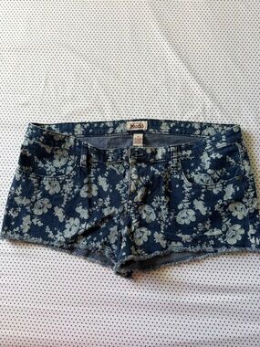 Mudd Women's Blue Floral Denim Shorts, soft , size 17, never worn